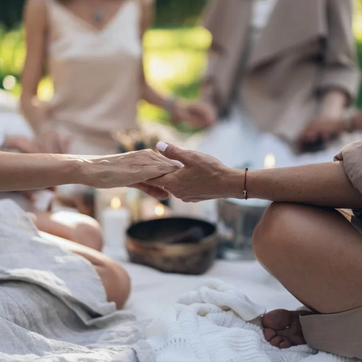Mulher em meditação reconectando-se com o Sagrado Feminino e desbloqueando sua energia criativa.